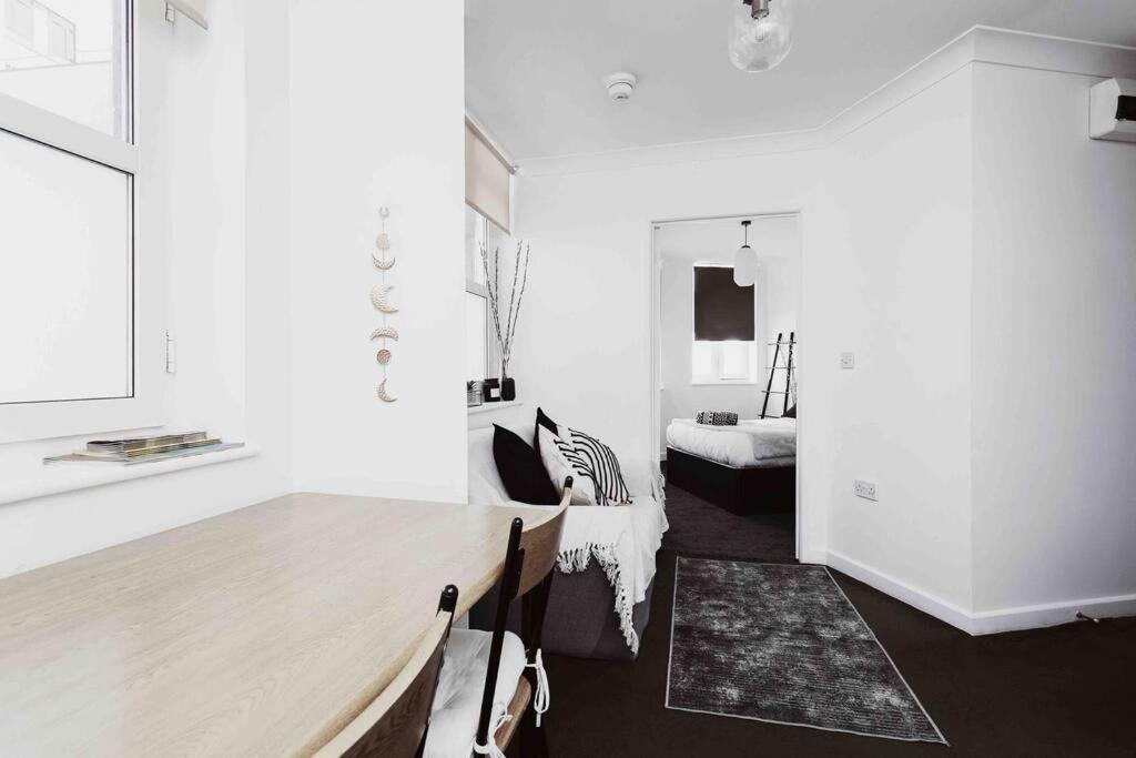 The Minimalist - Entire 1 Bed Flat Near Gunwharf Quays, Ground Floor Flat Private Entrance Lägenhet Portsmouth Exteriör bild